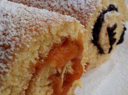 Egy kis piskótatekercs házi barack és szilva lekvárral