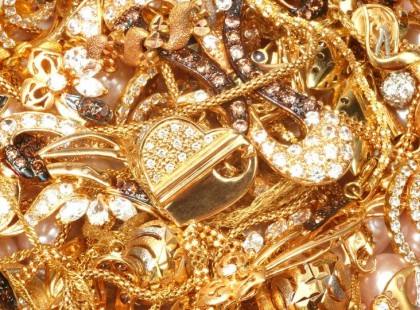 Ez a srác egy fémdetektorral járja a tengerpartokat… amiket ott talál, az egyszerűen hihetetlen