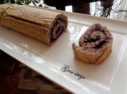 Mákos piskótatekercs, ennél ínycsiklandóbb és egyszerűbb piskótatekercset még nem készítettem!