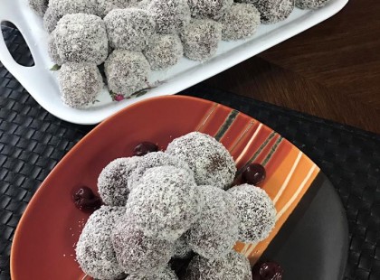 Rumos meggyel töltött kókuszgolyó, apró finomság Karácsonyra, amit gyerekekkel is könnyen elkészíthetsz!