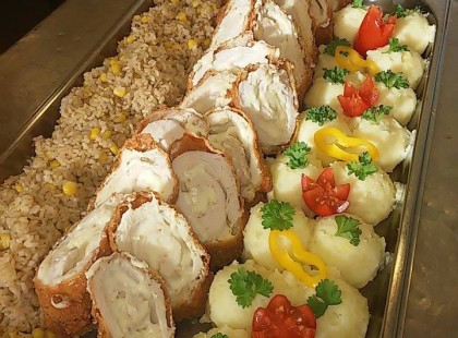 Sajtkrémmel töltött csirkemell bécsi bundában burgonyapürével és barna kukoricás rizzsel