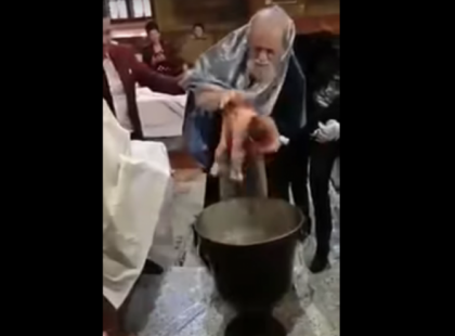 Vérlázító: úgy viselkedett az ortodox pópa a kisbabával, mint egy zsák krumplival: „ez nem keresztélés, hanem gyerekkínzás”