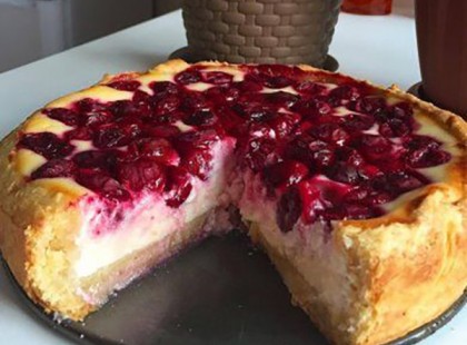 Volt otthon egy kis túró és meggybefőtt, csodás süteményt készített belőle!