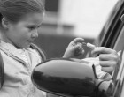 Mindenki vigyázzon a gyerekére! Fehér BMW-jébe próbált becsalogatni két kisiskolást egy férfi Jászberényben