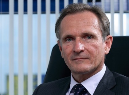 Le a kalappal! Még több ilyen emberre lenne szükség!Hatalmas felajánlást tett szegény családoknak a magyar milliárdos