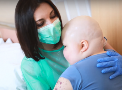 A haldokló kis Dorka utolsó kívánsága volt az, hogy rúzsa Magdi énekeljen neki élőben! Figyeljétek mit tett erre az énekesnő: