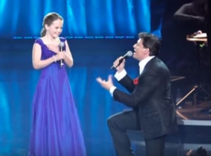 A férfi elkezd énekelni, de mikor a 12 éves kislány kinyitja a száját – a közönség levegőt sem tud venni