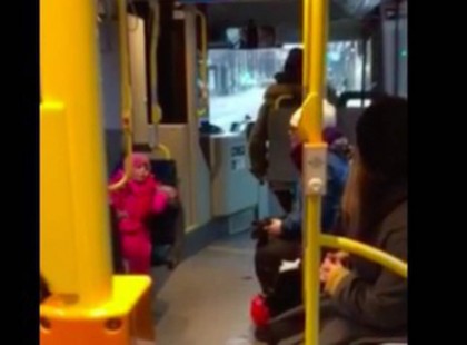 A kislány karácsonyi dalt éneke a buszban – ekkor a sofőr minden utast meglep