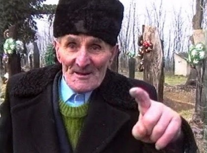 Az ügyvéd nagyképűen beszól a parasztbácsinak. Az olyan leckét ad neki, amit soha életében nem feled..