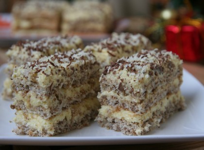 Különleges diós sütemény meglepetés krémecskékkel!