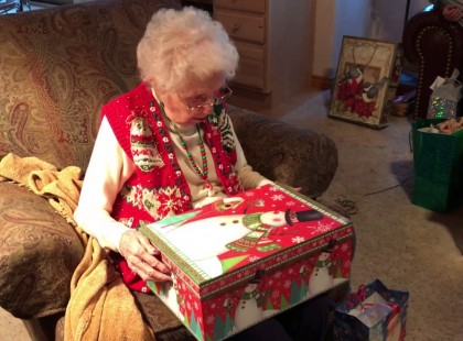 A nagymama kibontja karácsonyi ajándékát – mikor meglátja a meglepetést elsírja magát