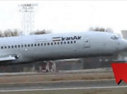 Nem nyilt ki a repülő futóműve landoláskor… de figyeld meg mit tesz a pilóta… (megérdemelte a tapsot)!