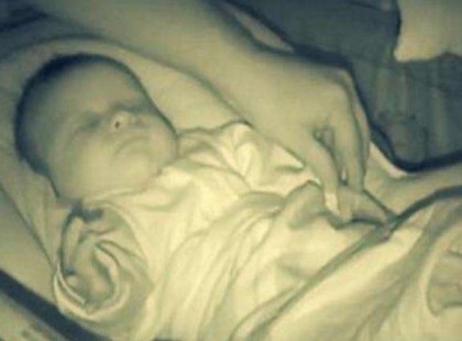 Ez a két szülő csak ellenőrizni akarta az alvó babát... Aztán rohantak a kamera után, hogy felvegyék ezt...