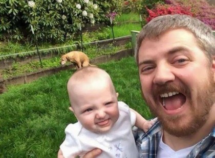 20 nemtörődöm ember, aki szelfizés közben figyelmen kívül hagyta a hátteret