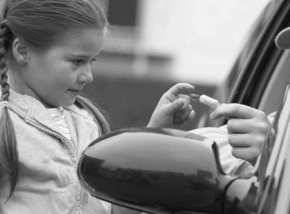 Mindenki vigyázzon a gyerekére! Fehér BMW-jébe próbált becsalogatni két kisiskolást egy férfi Jászberényben