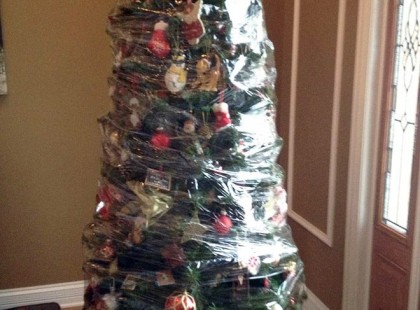 Így óvjuk meg a karácsonyfánkat kiskedvenceinktől!