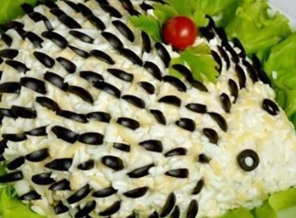 Majonézes csirkesaláta, jó sok sajttal, sündisznó formában! Káprázatos és nagyon ínycsiklandó!