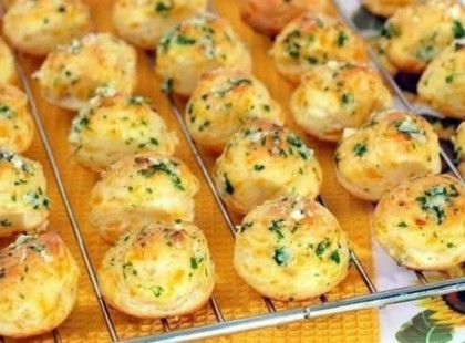 Megmaradt 4 tojásfehérje, olyan sajtos finomságot készített belőle, hogy a család nem győzte enni!