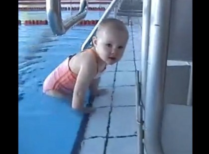 A 21 hónapos kislány úszni tanul az egyik leggyönyörűbb felvétel amit valaha láttunk