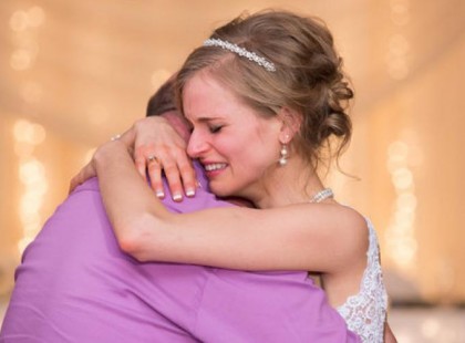 Megható: a rákot túlélő menyasszony életmentő donorával táncolt esküvőjén