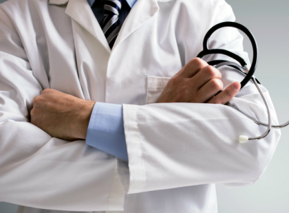 FELHÁBORÍTÓ! 75 év felett már nem kell gyógyítani? Életkori korlátozás léphet életbe a gyógyászatban…