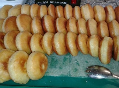 Farsangi fánk évek óta így sütöm, nem szárad ki, még másnap is finom és nagyon puha!