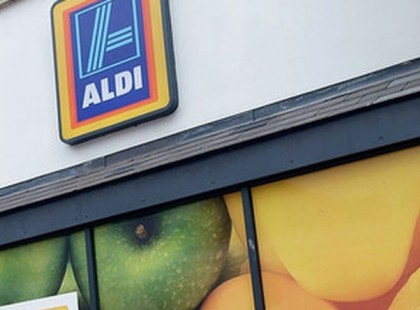 Elképesztő fizetést kínál az Aldi, gyakorlat sem kell! Kezdőként 272 ezer forintot kaphatsz, annyira nincs ember