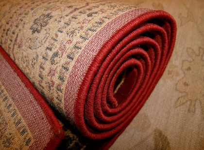 Meghalt a nagymama, amikor kirakodták a lakást, felszedtek egy piszkos szőnyeget. Ami alatta volt, arra nincsenek szavak