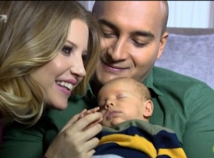 Szabó Zsófi bemutatta kisfiát – Ő az új trónörökös a pici Mendel! – videó