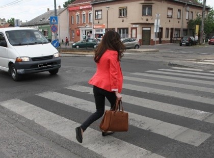 Elgázoltak egy fiatal nőt a zebrán a Frangepán és a Béke út kereszteződésében