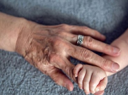 A tudósok bebizonyították, hogy az anyai ági nagymama – a gyermek életében a legfontosabb személy. És, ezért