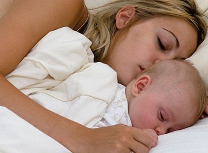 Rossz hír az apukának, a gyerekeknek az a legjobb, ha 3 éves korukig az anyával alszanak!