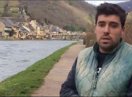 Egy segédmunkás beugrott a vízbe hogy megmentsen egy 7 hónapos babát aki majdnem megfulladt