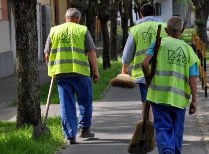 Nyártól új világ jön a közmunkában! Olyan kemény fizikai munkát kapnak, hogy mindenki menekülni fog a közmunka programból! Vége a lazsálásnak! Ennél rosszabb hírt nem kapnak idén a közmunkások!