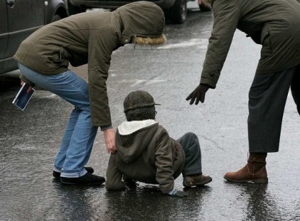 9 megyére kiadták a riasztás! Vigyázat! Nagyon veszélyes idő jön! Köd, ónos eső és más nehezítő körülmény is jön az utakon! Nagyon vigyázzon, aki útnak indul! Ezekre a megyékre adták ki a figyelmeztetést!