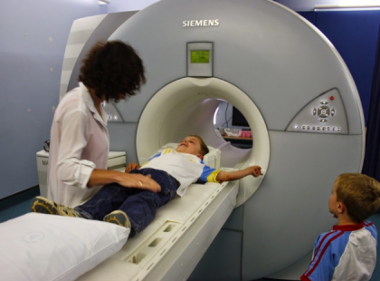 A KISFIAM DANI SŰRŰN ROSSZUL VOLT, FÁJLALTA A FEJÉT, DE AZ ORVOS AZT MONDTA SEMMI BAJA, CSAK SZIMULÁL!