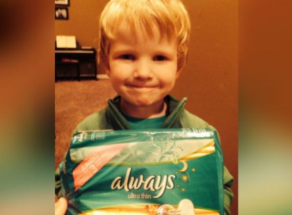 A kisfiú megjegyzést tesz anyja egészségügyi betétjéről és az egész bolt nevetésben tör ki