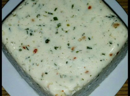 Csilis zöldfűszeres házi sajt recept – Sajtimádóknak kötelező