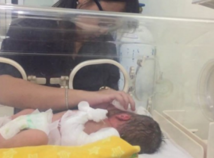 EBBEN A NYUGAT-MAGYARORSZÁGI KÓRHÁZBAN HAGYTÁK MAGÁRA SZÜLEI EZT A BETEG KISFIÚT - OLYAN LEVELET ÍRTAK MELLÉ SZÜLEI, AMIN 10 EZREK HÁBORODTAK FEL!