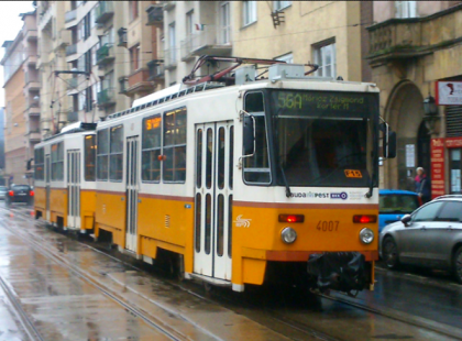 Felháborító amit az anyuka művelt az idős nénivel a villamoson - De ekkor jött egy fiatal srác és olyat tett, amire örökké emlékezni fogunk!