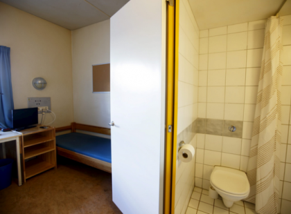 HIHETETLEN, PEDIG IGAZ! EZ EGY BÖRTÖNCELLA - FIGYELJÉTEK KI ÉL ITT! ILYEN KÖRÜLMÉNYEK KÖZÖTT TELIK A NAPJA: