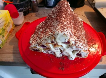 Kis süti-torta készült. Nem a legszebb, de remélem az íze kárpótol mindenért!