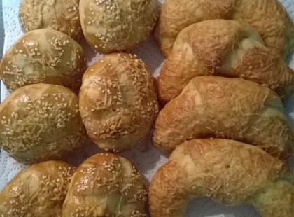 Szezámmagos zsemle és sajtos kifli egy tésztából, ami kezdőknek is menni fog