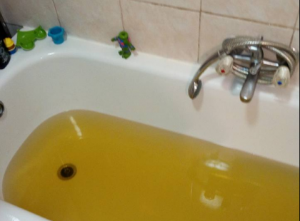 Tegnap este készültem a gyerekeimet fürdetni! Megengedtem a csapot és Ez folyt belőle! Ijesztő!