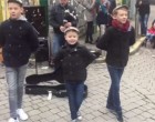 Az ír édesapa és három fia lenyűgözi az utcai járókelőket fantasztikus előadásával