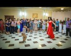 A zsivány kis srác úgy lopta el a show-t a menyasszony elől, ahogy még senki sem! A vendégsereg reakciója önmagáért beszél!