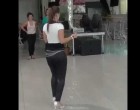 Ez a nő elkezd táncolni, majd egy másodperc alatt az internet sztárja lesz! Ha megnézed a produkciót azonnal rájössz miért! ;)