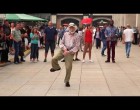 Figyeld mekkora party arc az öreg! :D Korához képest nagyon jól tolja!