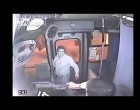Lebukott a táskatolvaj a buszon, figyeld csak a buszsofőr reakcióját!! Hát ez hatalmas!