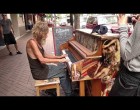 Leültetik a hajléktalan férfit a zongora elé, majd pillanatok múlva olyasmi történik, amire senki nem számított!